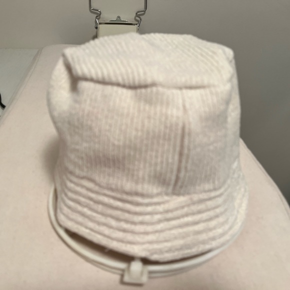3/$30 pilot winter bucket hat cream fleece - Picture 5 of 7
